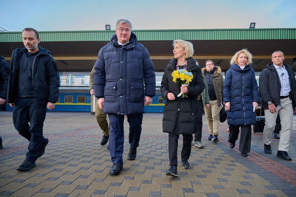 Борис Джонсон, Урсула фон дер Ляєн, Антоніу Кошта: десятки міжнародних делегацій у Києві сьогодні (фото) Борис Джонсон, Урсула фон дер Ляєн, Антоніу Кошта: десятки міжнародних делегацій у Києві сьогодні (фото)