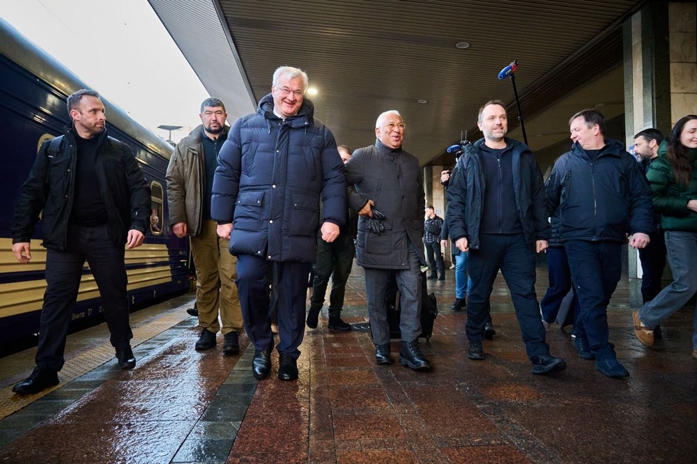 Борис Джонсон, Урсула фон дер Ляєн, Антоніу Кошта: десятки міжнародних делегацій у Києві сьогодні (фото) Борис Джонсон, Урсула фон дер Ляєн, Антоніу Кошта: десятки міжнародних делегацій у Києві сьогодні (фото)