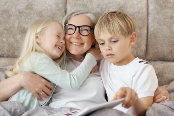 Пенсія за особливі заслуги: який розмір виплат багатодітним матерям з 1 січня 2026 року