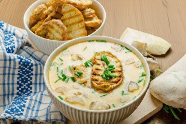 Рецепт дня: «Ароматний сирний суп із грибами»