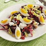 Рецепт дня: «Салат з вареного буряка з сиром, яйцями і чорносливом»