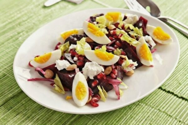Рецепт дня: «Салат з вареного буряка з сиром, яйцями і чорносливом»