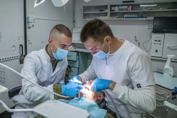 Безоплатна стоматологічна допомога та зубопротезування для ветеранів і ветеранок – як отримати