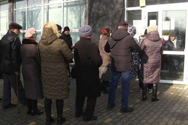 Великі черги у Пенсійному фонді: ситуація критична, у ВР скликають екстрене засідання комітету