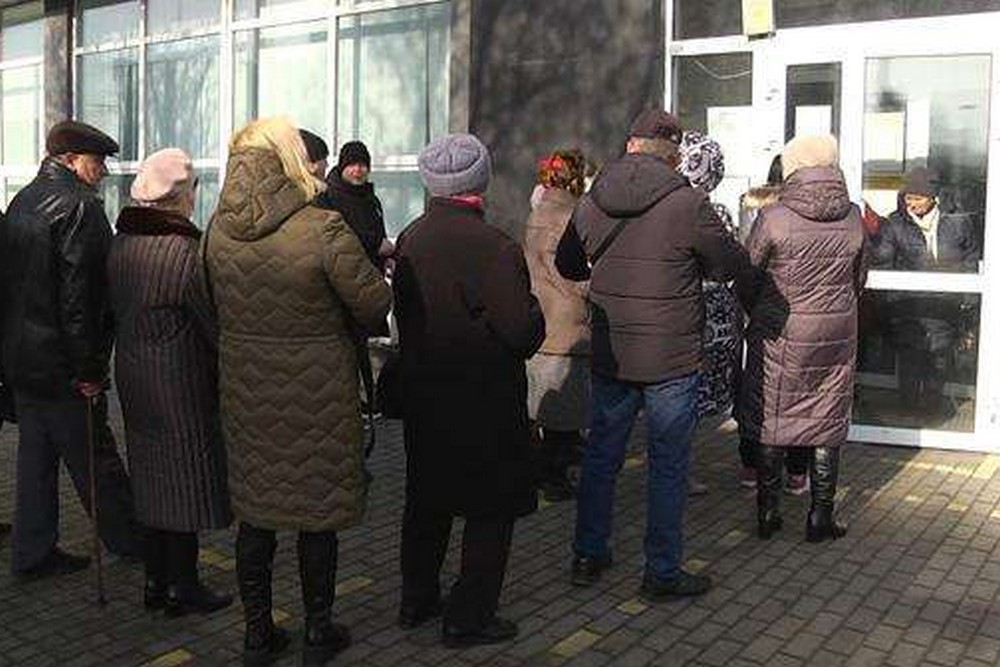 Великі черги у Пенсійному фонді: ситуація критична, у ВР скликають екстрене засідання комітету