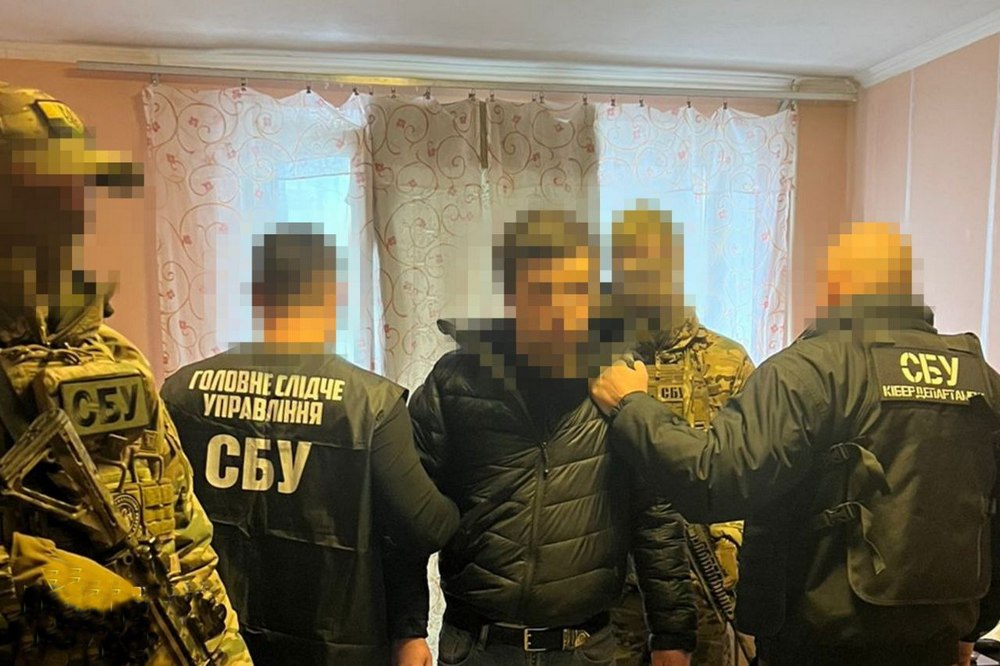 Працівник банку в Києві передавав РФ персональні дані клієнтів-військових – СБУ затримала ворожого агента 1 Працівник банку в Києві передавав РФ персональні дані клієнтів-військових – СБУ затримала ворожого агента