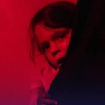 Катувала та експлуатувала п’ятьох малолітніх дітей: повідомлено про підозру матір-виховательці у ДБСТ на Київщині