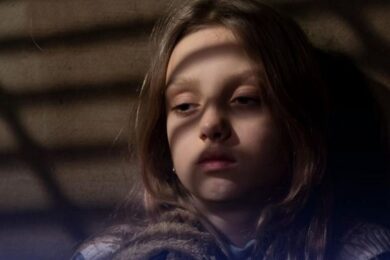 Дві доби тримала на колінах без їжі – на Полтавщині підозрюють опікунку молодших сестер