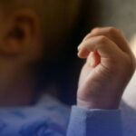 Маленький хлопчик загинув страшною смертю вдома без нагляду – на Сумщині матір відповідатиме за смерть дитини