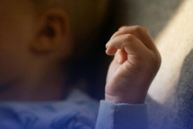 Маленький хлопчик загинув страшною смертю вдома без нагляду – на Сумщині матір відповідатиме за смерть дитини