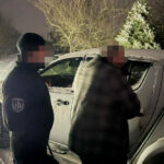 Ставив на коліна та бив