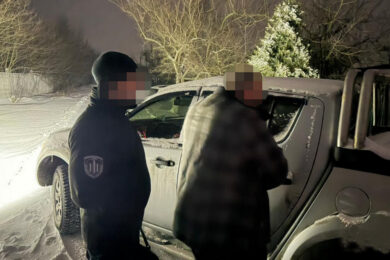 Ставив на коліна та бив