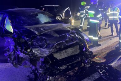 Двоє людей, серед яких дитина,