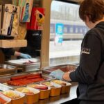 Безкоштовні обіди, чай, тепло, розваги для дітей: УЗ облаштувала 8 додаткових вагонів незламності у Києві і Харкові (фото)