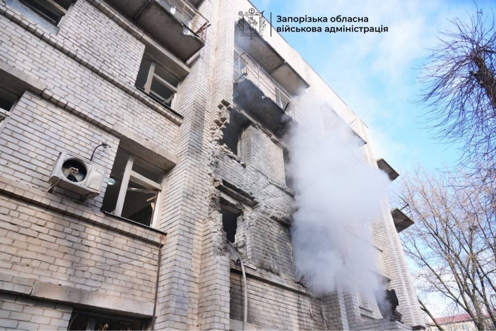 Окупанти вдарили по пологовому у Запоріжжі: кількість постраждалих зростає (фото, відео)