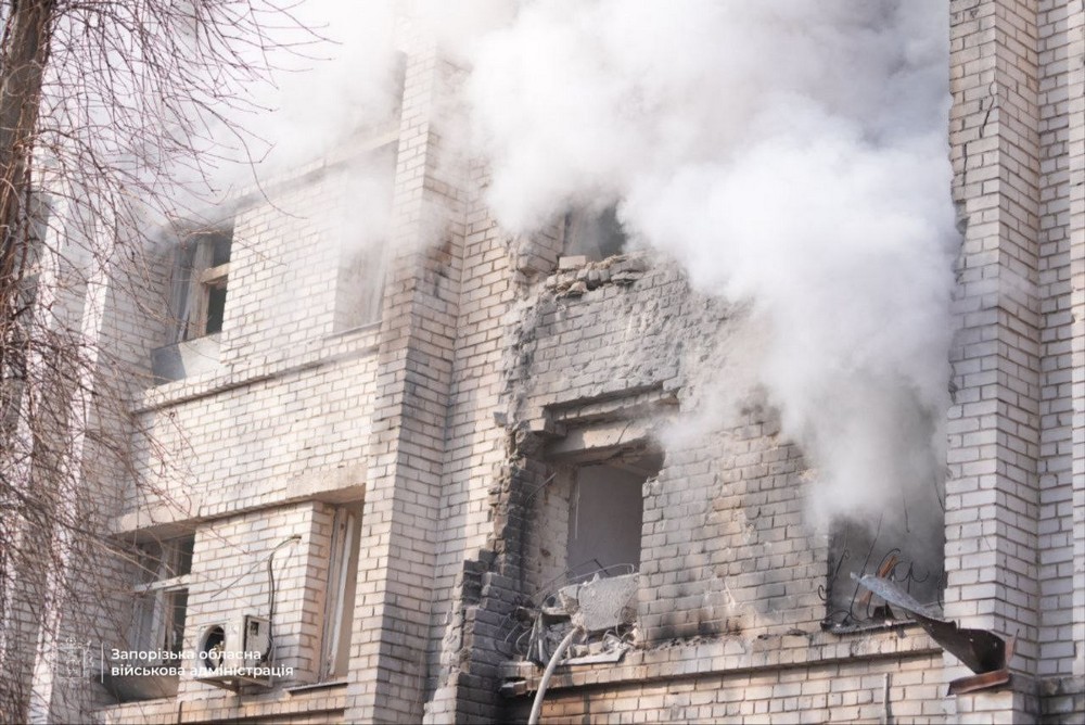 Окупанти вдарили по пологовому у Запоріжжі: кількість постраждалих зростає (фото, відео)
