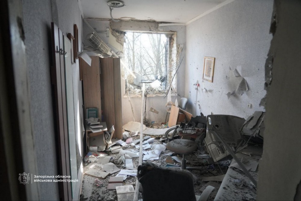 Окупанти вдарили по пологовому у Запоріжжі: кількість постраждалих зростає (фото, відео)