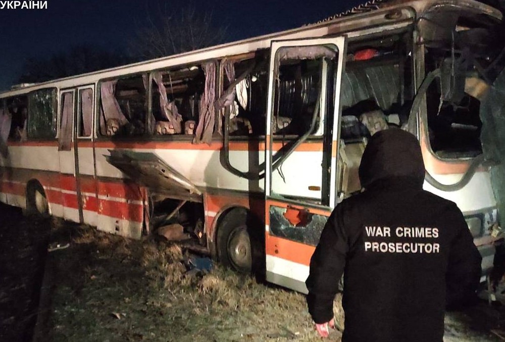 Дуже багато жертв: ворог атакував службовий автобус на Дніпропетровщині (фото)