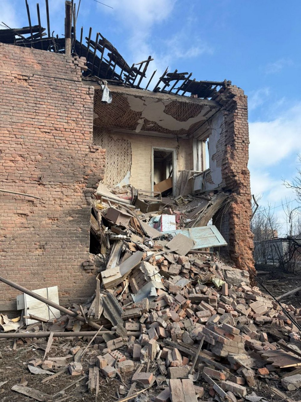 Родина з дітьми повернулася з евакуації на Донеччину: сьогодні ворог вбив двох членів сім’ї, а трьох поранив, скинувши бомбу на будинок Родина з дітьми повернулася з евакуації на Донеччину: сьогодні ворог вбив двох членів сім’ї, а трьох поранив, скинувши бомбу на будинок