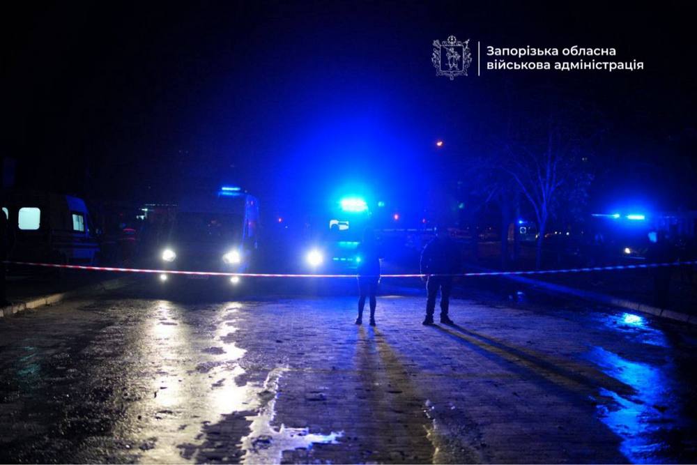 Двоє людей загинули, кількість постраждалих зростає - окупанти вдарили по Запоріжжю (фото, відео) Двоє людей загинули, кількість постраждалих зростає - окупанти вдарили по Запоріжжю (фото, відео)