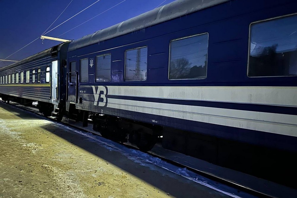 Безкоштовні обіди, чай, тепло, розваги для дітей: УЗ облаштувала 8 додаткових вагонів незламності у Києві і Харкові (фото)