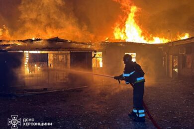 Багато поранених, пожежі, масштабні руйнування: армія РФ масовано обстріляла Херсон з РСЗВ (фото, відео)