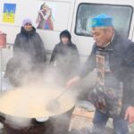 Безкоштовні обіди у Києві: завтра роздаватимуть гарячу казахську їжу (відео)