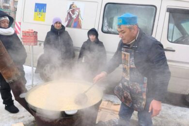 Безкоштовні обіди у Києві: завтра роздаватимуть гарячу казахську їжу (відео)
