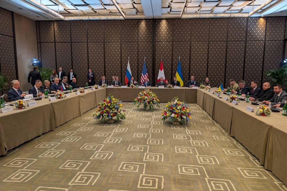 У Женеві сьогодні проходять чергові перемовини України, Росії та США. Секретар РНБО Рустем Умеров підтвердив їх початок і надав коментар.