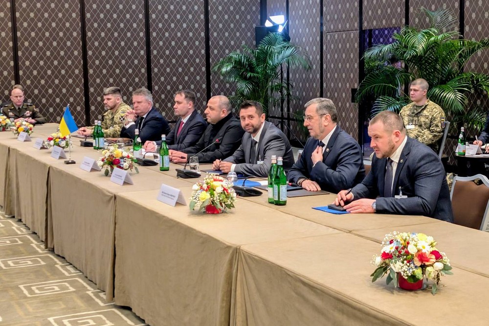 У Женеві сьогодні проходять чергові перемовини України, Росії та США. Секретар РНБО Рустем Умеров підтвердив їх початок і надав коментар.