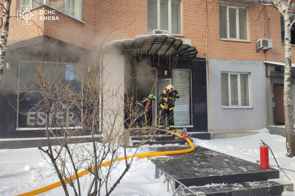 Генератор загорівся у приміщенні салону краси у Києві (фото)