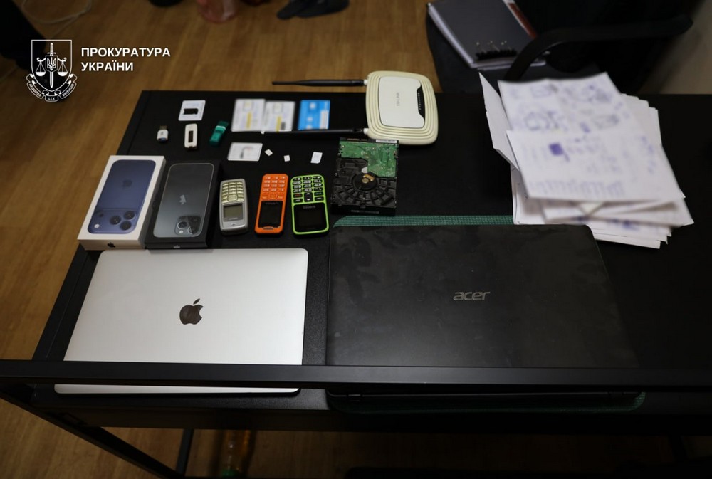 У Дніпрі затримали лідера злочинної організації та 10 його спільників, які видурювали гроші у громадян Євросоюзу (фото)