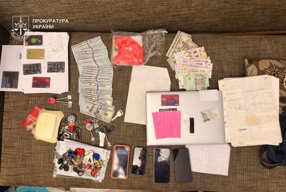 У Дніпрі затримали лідера злочинної організації та 10 його спільників, які видурювали гроші у громадян Євросоюзу (фото)