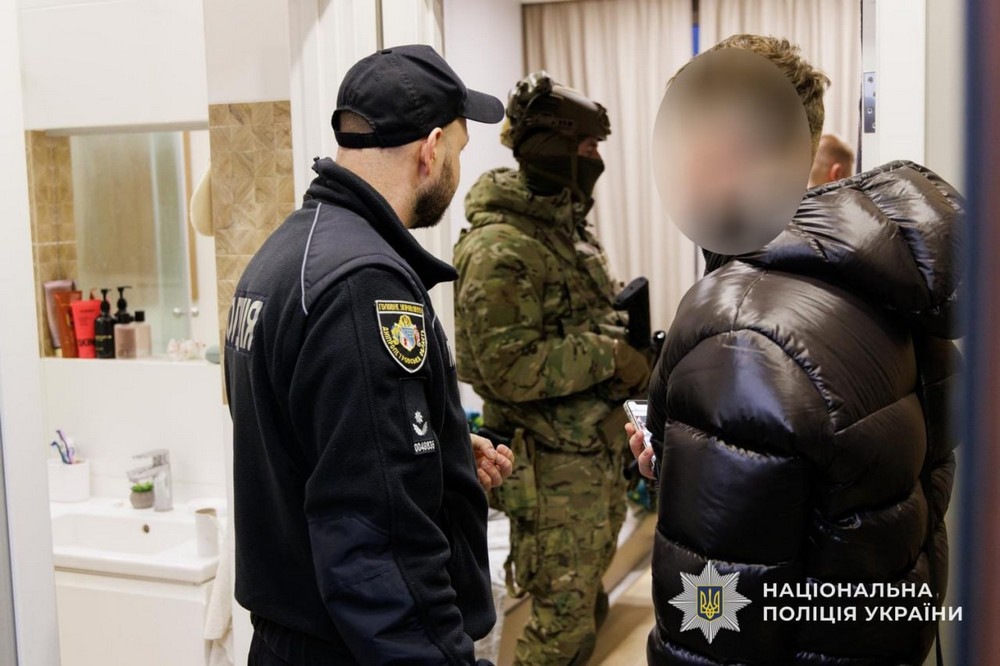 У Дніпрі затримали лідера злочинної організації та 10 його спільників, які видурювали гроші у громадян Євросоюзу (фото)