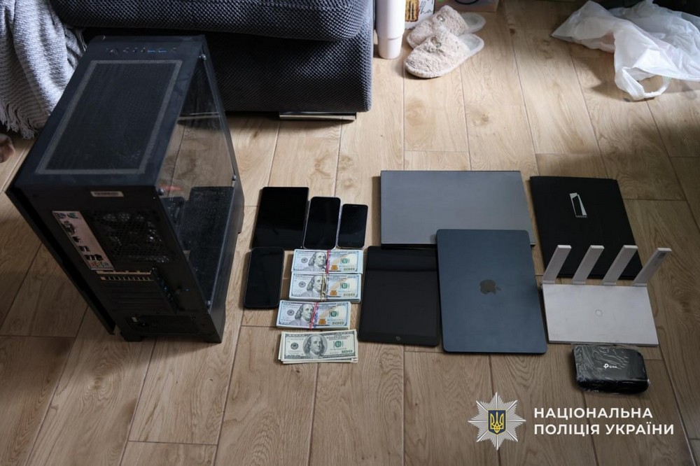 У Дніпрі затримали лідера злочинної організації та 10 його спільників, які видурювали гроші у громадян Євросоюзу (фото)