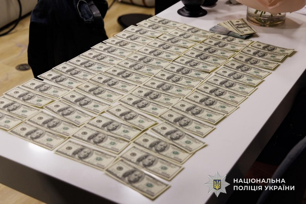 У Дніпрі затримали лідера злочинної організації та 10 його спільників, які видурювали гроші у громадян Євросоюзу (фото)