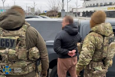 У Дніпрі затримали лідера злочинної організації та 10 його спільників, які видурювали гроші у громадян Євросоюзу (фото)
