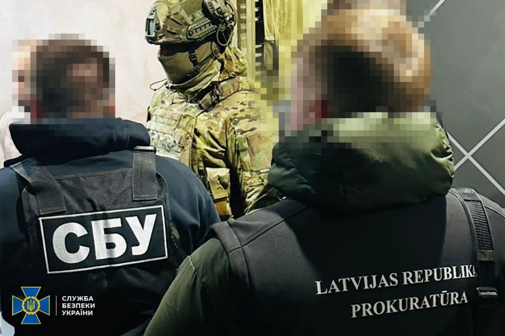 У Дніпрі затримали лідера злочинної організації та 10 його спільників, які видурювали гроші у громадян Євросоюзу (фото)