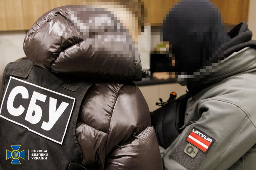 СБУ спільно з Нацполіцією та правоохоронцями країн Балтії викрила шахраїв-криптовалютників, які обкрадали громадян ЄС. У Дніпрі затримали лідера злочинної організації та 10 його спільників.