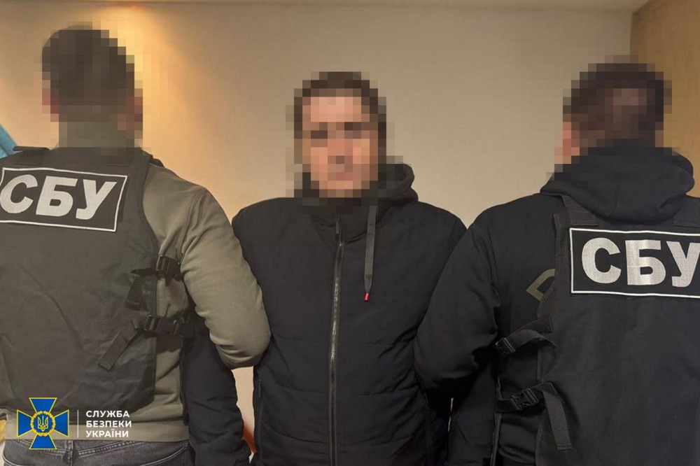 У Дніпрі затримали лідера злочинної організації та 10 його спільників, які видурювали гроші у громадян Євросоюзу (фото)