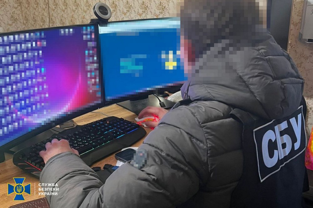 СБУ спільно з Нацполіцією та правоохоронцями країн Балтії викрила шахраїв-криптовалютників, які обкрадали громадян ЄС. У Дніпрі затримали лідера злочинної організації та 10 його спільників.