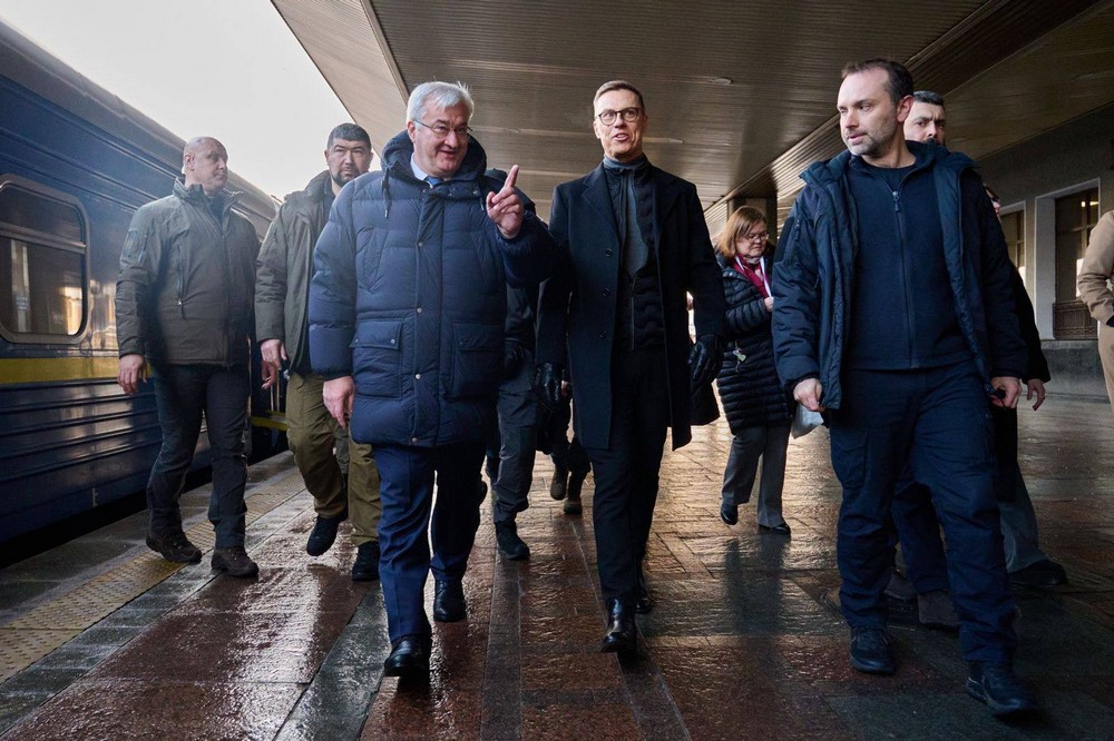 Борис Джонсон, Урсула фон дер Ляєн, Антоніу Кошта: десятки міжнародних делегацій у Києві сьогодні (фото) Борис Джонсон, Урсула фон дер Ляєн, Антоніу Кошта: десятки міжнародних делегацій у Києві сьогодні (фото)