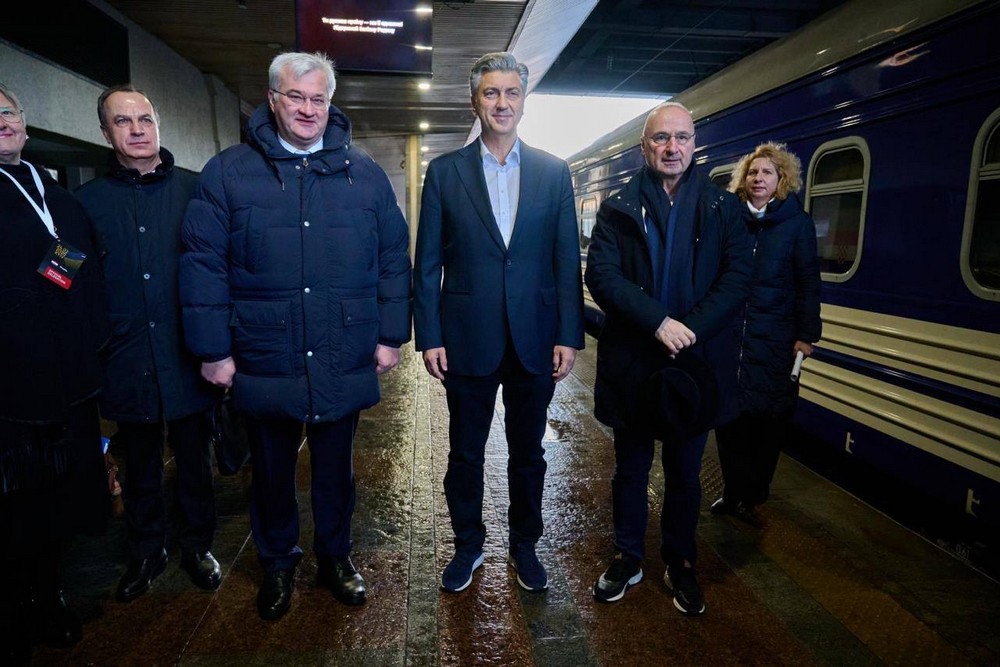 Борис Джонсон, Урсула фон дер Ляєн, Антоніу Кошта: десятки міжнародних делегацій у Києві сьогодні (фото) Борис Джонсон, Урсула фон дер Ляєн, Антоніу Кошта: десятки міжнародних делегацій у Києві сьогодні (фото)