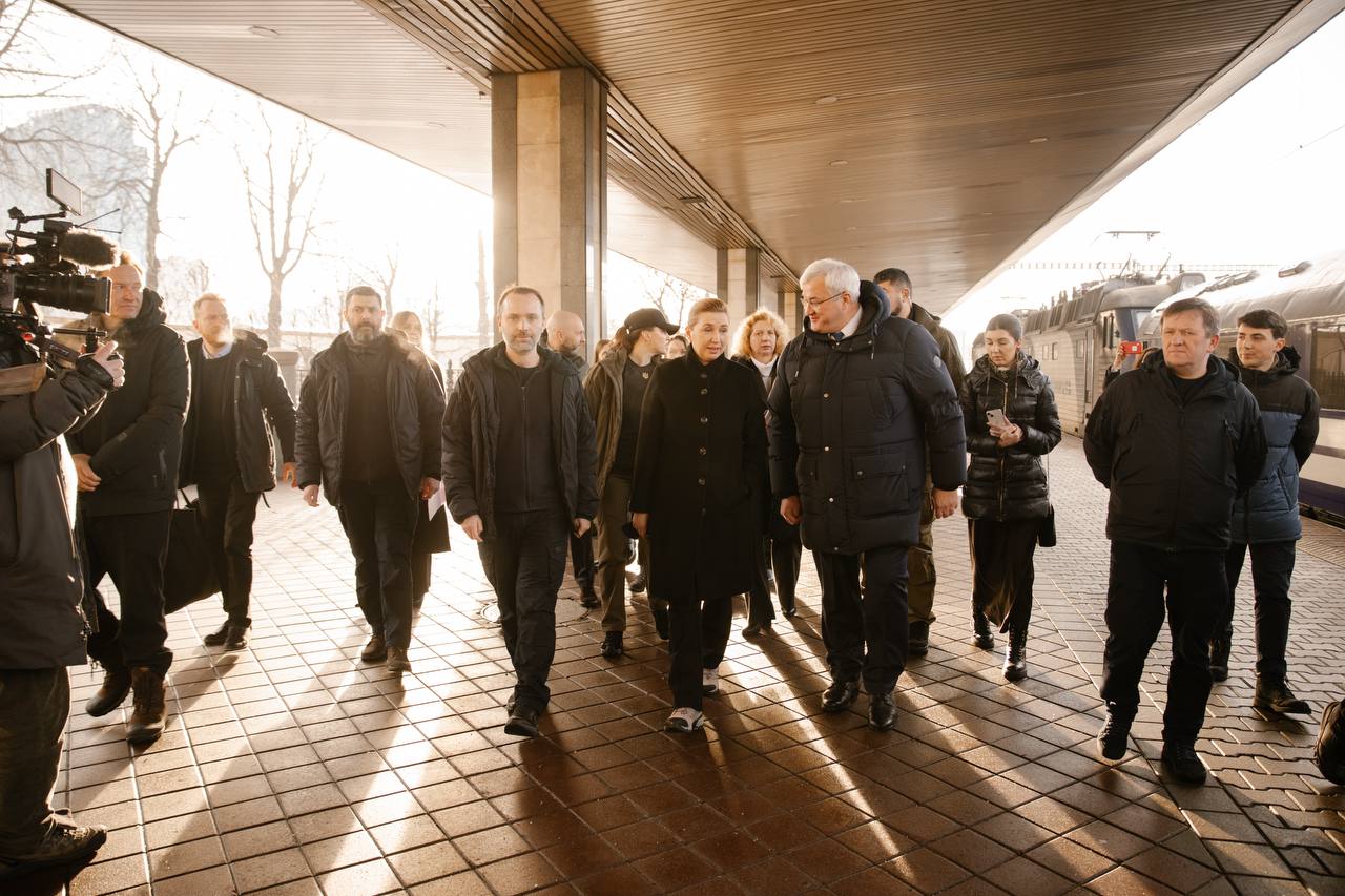 Борис Джонсон, Урсула фон дер Ляєн, Антоніу Кошта: десятки міжнародних делегацій у Києві сьогодні (фото) Борис Джонсон, Урсула фон дер Ляєн, Антоніу Кошта: десятки міжнародних делегацій у Києві сьогодні (фото)