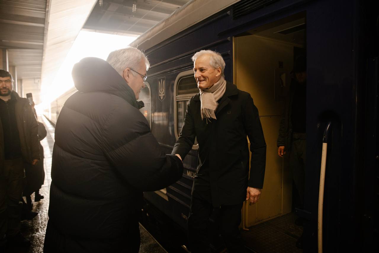 Борис Джонсон, Урсула фон дер Ляєн, Антоніу Кошта: десятки міжнародних делегацій у Києві сьогодні (фото) Борис Джонсон, Урсула фон дер Ляєн, Антоніу Кошта: десятки міжнародних делегацій у Києві сьогодні (фото)