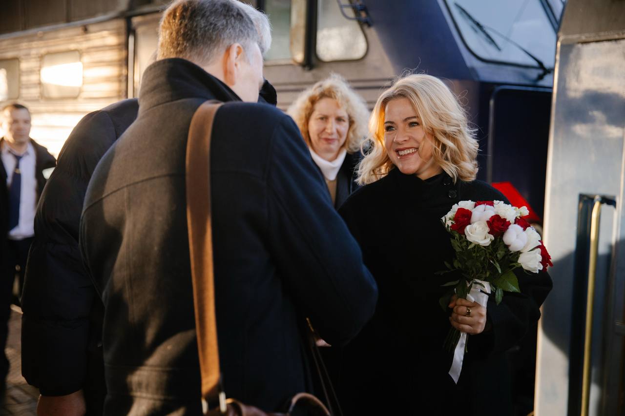 Борис Джонсон, Урсула фон дер Ляєн, Антоніу Кошта: десятки міжнародних делегацій у Києві сьогодні (фото) Борис Джонсон, Урсула фон дер Ляєн, Антоніу Кошта: десятки міжнародних делегацій у Києві сьогодні (фото)