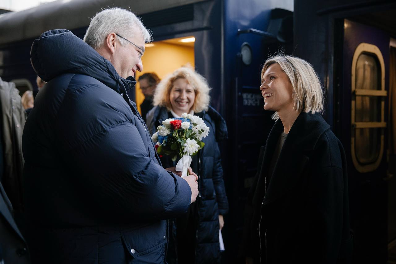 Борис Джонсон, Урсула фон дер Ляєн, Антоніу Кошта: десятки міжнародних делегацій у Києві сьогодні (фото) Борис Джонсон, Урсула фон дер Ляєн, Антоніу Кошта: десятки міжнародних делегацій у Києві сьогодні (фото)