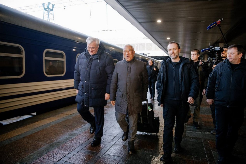 Борис Джонсон, Урсула фон дер Ляєн, Антоніу Кошта: десятки міжнародних делегацій у Києві сьогодні (фото) Борис Джонсон, Урсула фон дер Ляєн, Антоніу Кошта: десятки міжнародних делегацій у Києві сьогодні (фото)