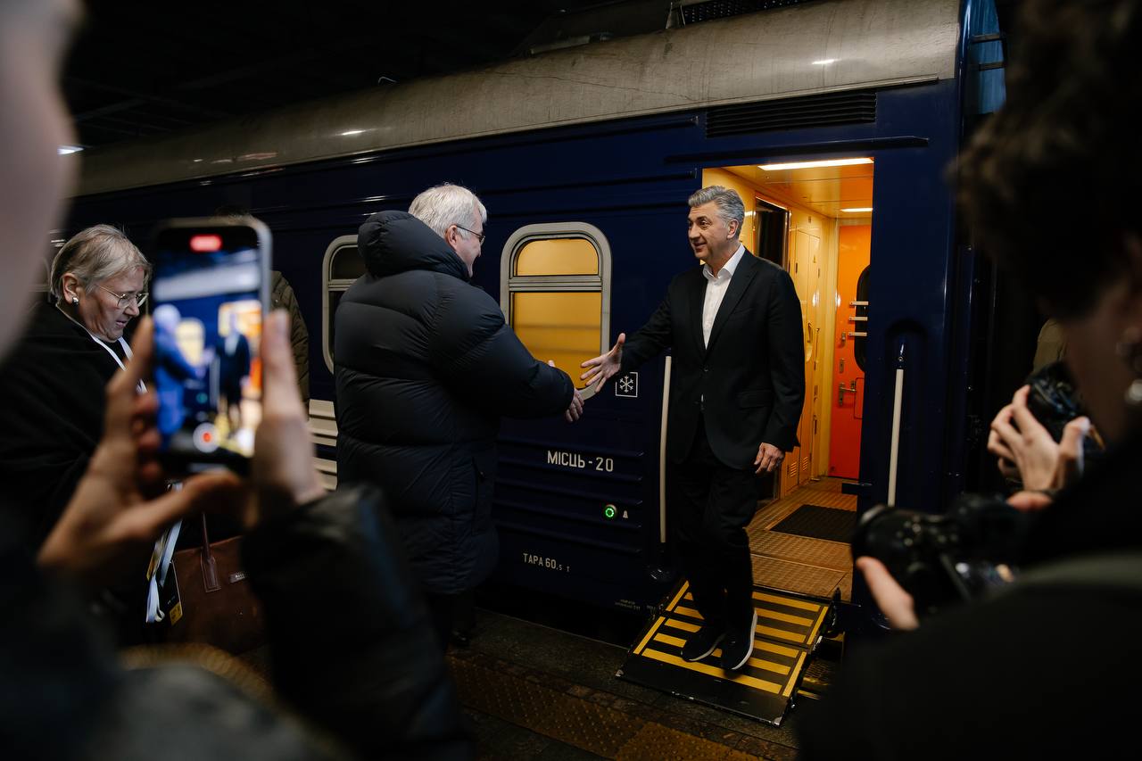 Борис Джонсон, Урсула фон дер Ляєн, Антоніу Кошта: десятки міжнародних делегацій у Києві сьогодні (фото) Борис Джонсон, Урсула фон дер Ляєн, Антоніу Кошта: десятки міжнародних делегацій у Києві сьогодні (фото)