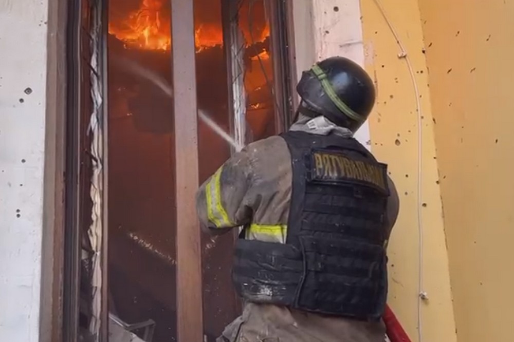 Є загиблі і поранені, виникли пожежі і руйнування – ворог атакував Дніпропетровщину, Херсонщину і Запоріжжя (фото, відео)